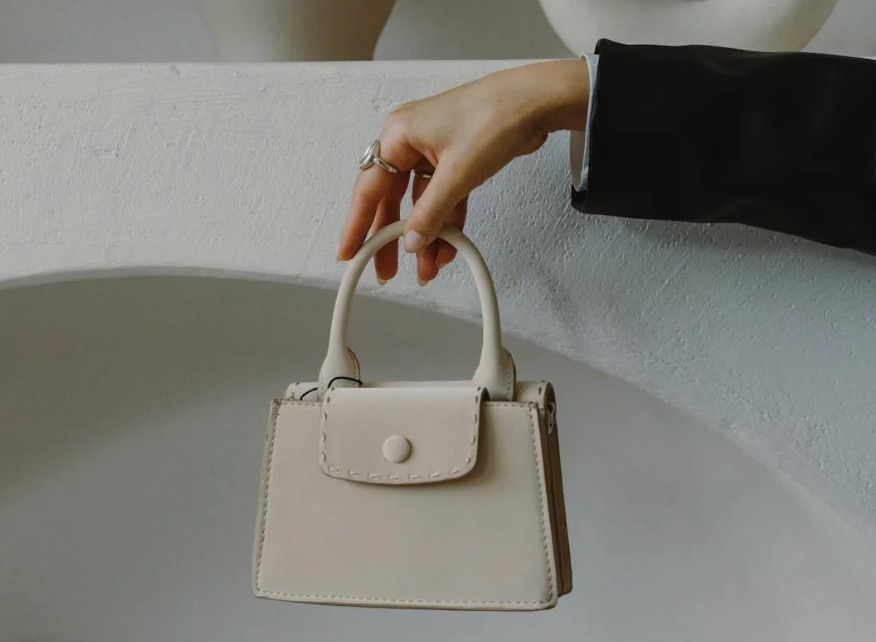 A light neutral handbag in LONEALONE’s existing style imagery